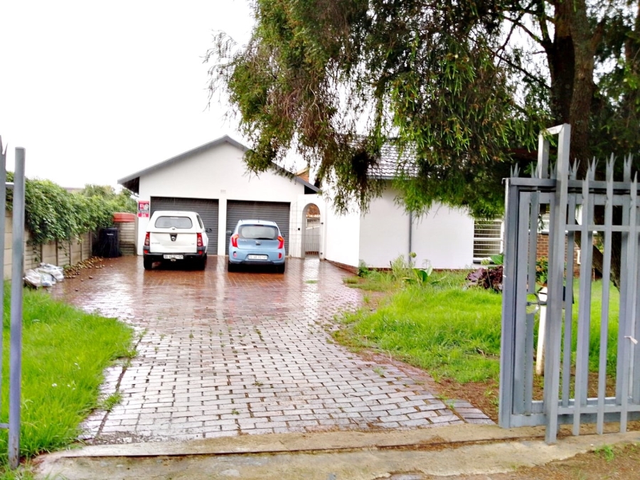 To Let 4 Bedroom Property for Rent in Glen Marais Gauteng