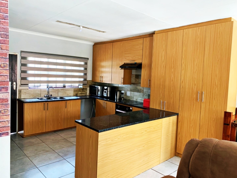 4 Bedroom Property for Sale in Die Hoewes Gauteng