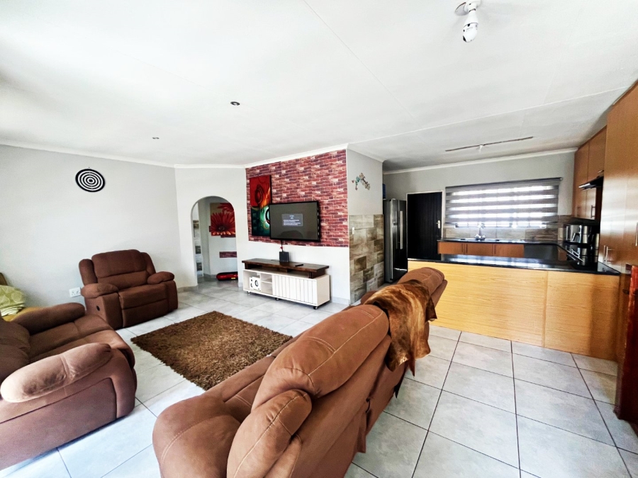 4 Bedroom Property for Sale in Die Hoewes Gauteng