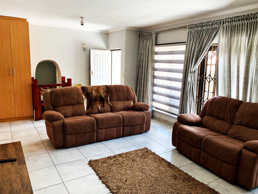 4 Bedroom Property for Sale in Die Hoewes Gauteng