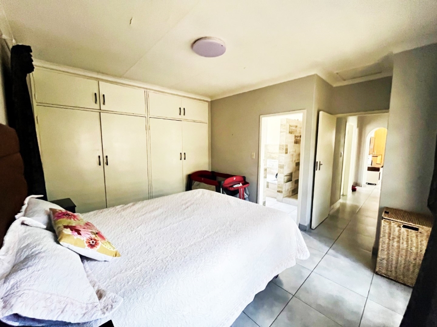 4 Bedroom Property for Sale in Die Hoewes Gauteng