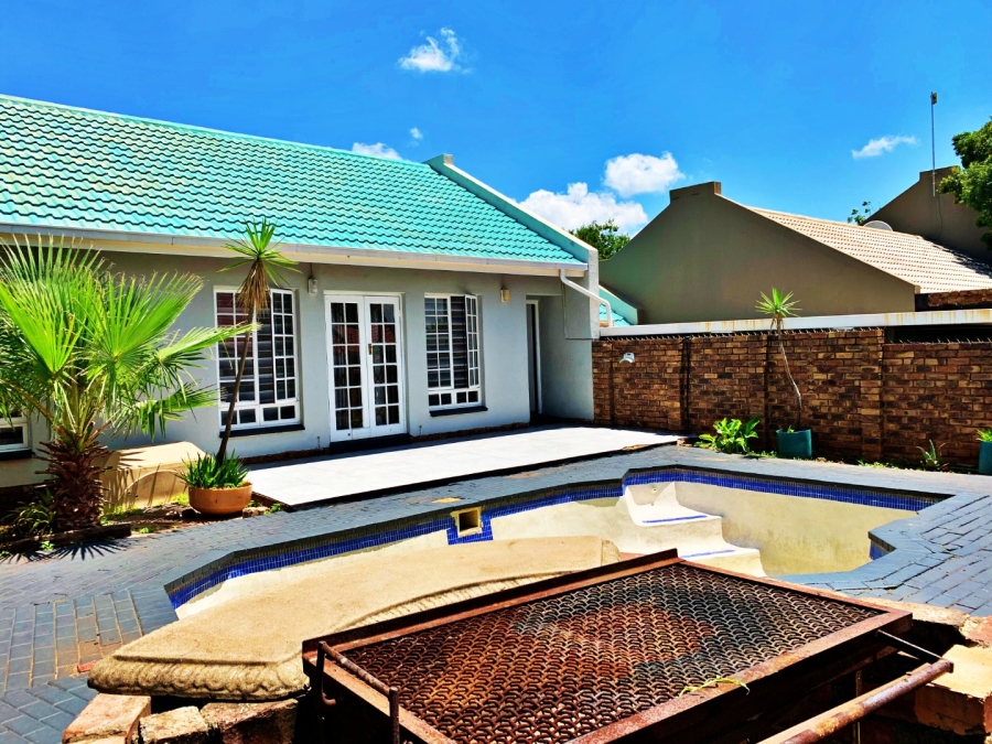 4 Bedroom Property for Sale in Die Hoewes Gauteng