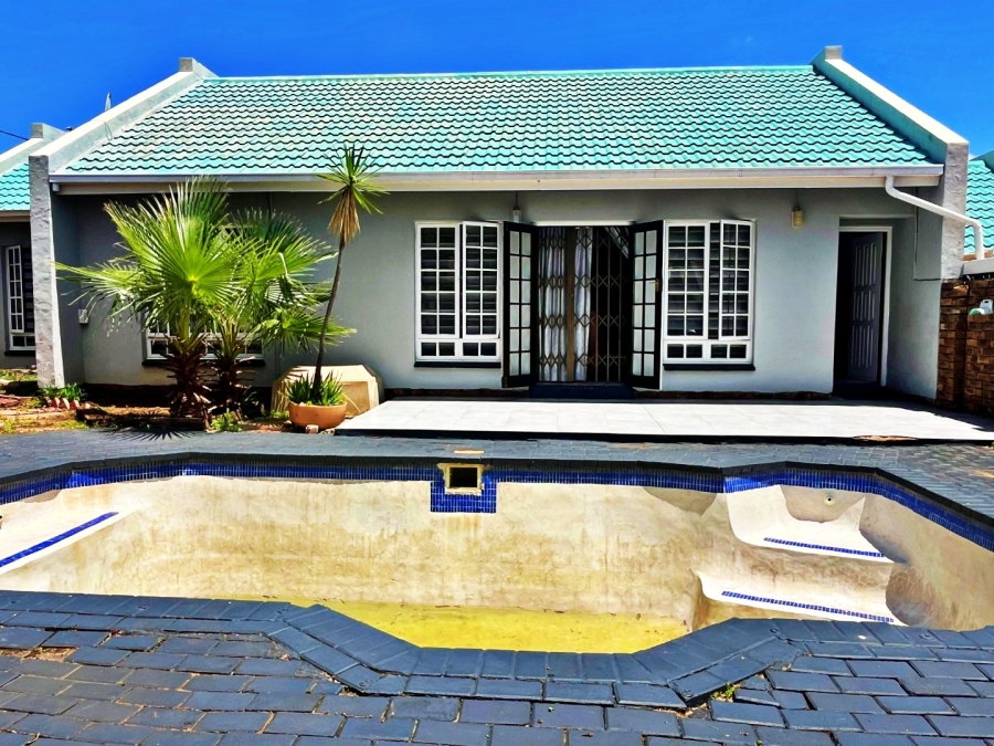 4 Bedroom Property for Sale in Die Hoewes Gauteng