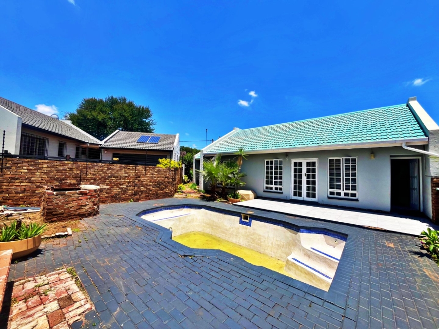 4 Bedroom Property for Sale in Die Hoewes Gauteng