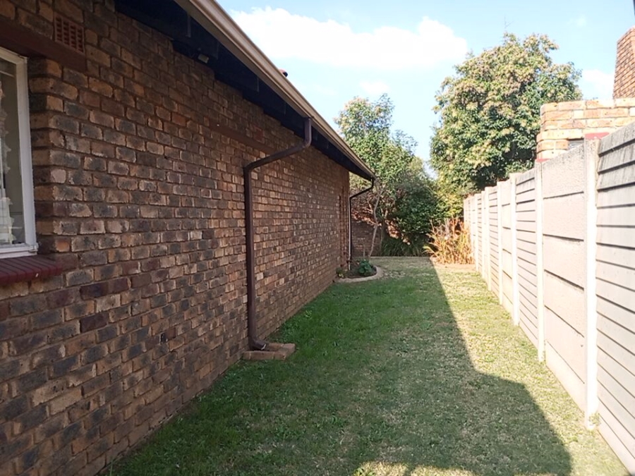 To Let 3 Bedroom Property for Rent in Bonaero Park Gauteng