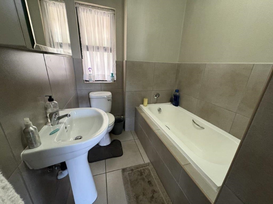 2 Bedroom Property for Sale in Goedeburg Gauteng