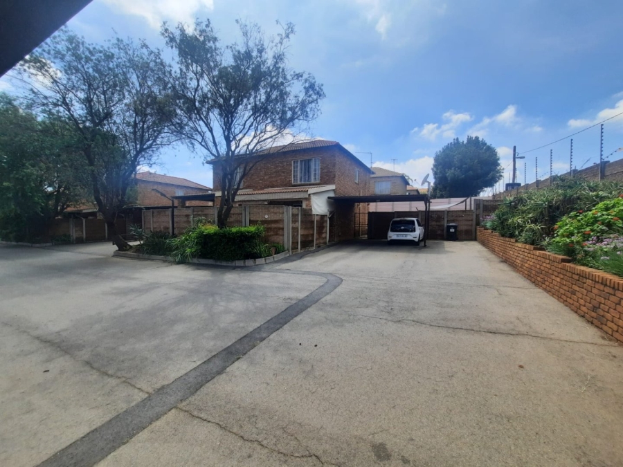 2 Bedroom Property for Sale in Allens Nek Gauteng