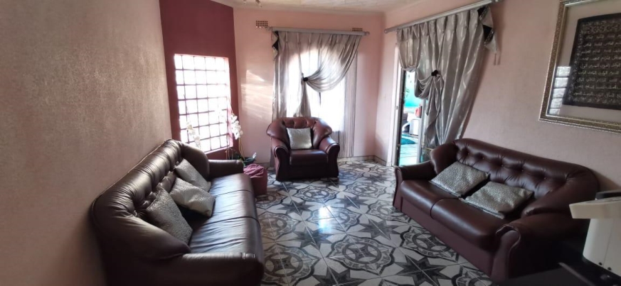 5 Bedroom Property for Sale in Zakariyya Park Gauteng