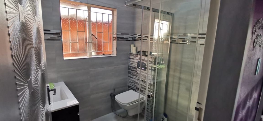 5 Bedroom Property for Sale in Zakariyya Park Gauteng