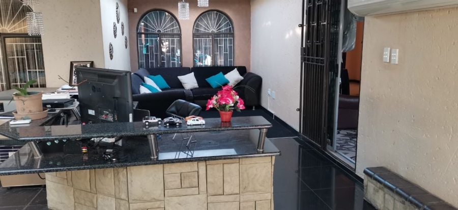 5 Bedroom Property for Sale in Zakariyya Park Gauteng