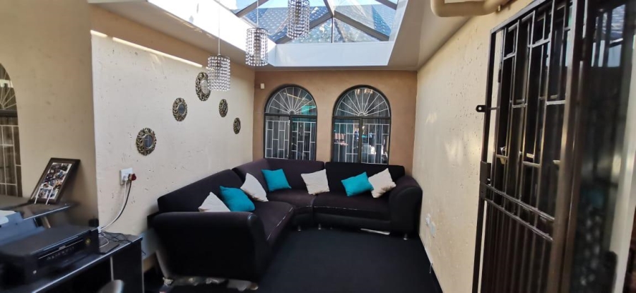 5 Bedroom Property for Sale in Zakariyya Park Gauteng