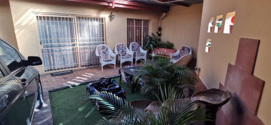 5 Bedroom Property for Sale in Zakariyya Park Gauteng