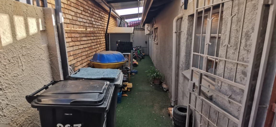 5 Bedroom Property for Sale in Zakariyya Park Gauteng