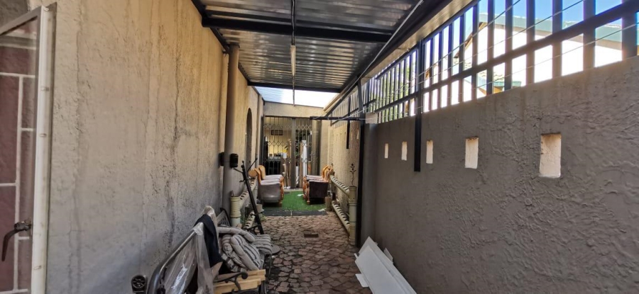 5 Bedroom Property for Sale in Zakariyya Park Gauteng