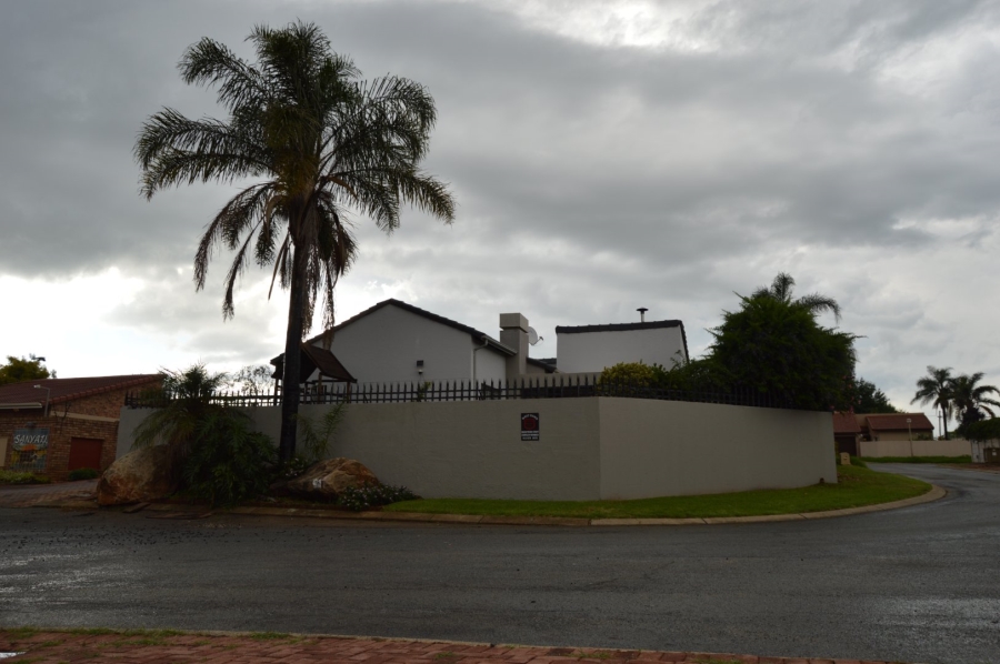 2 Bedroom Property for Sale in Weltevreden Park Gauteng