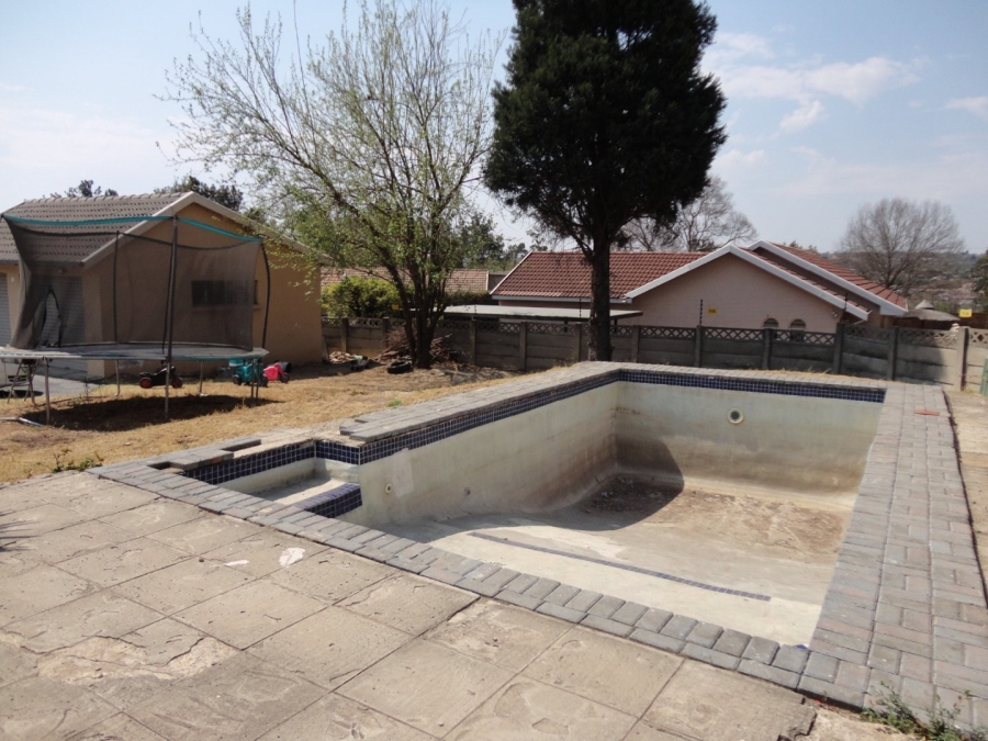 To Let 4 Bedroom Property for Rent in Bloubosrand Gauteng