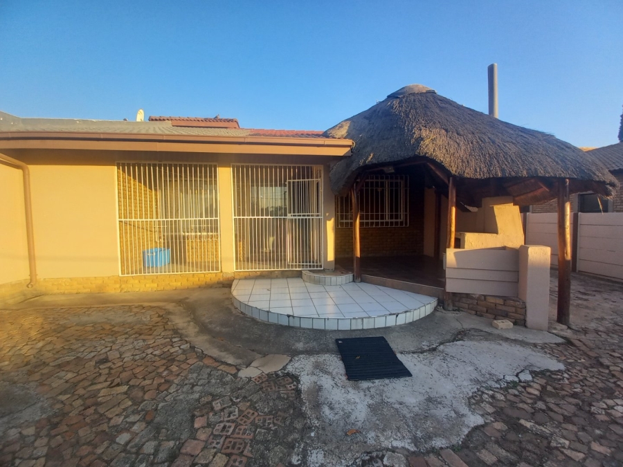 4 Bedroom Property for Sale in Mackenzieville Gauteng