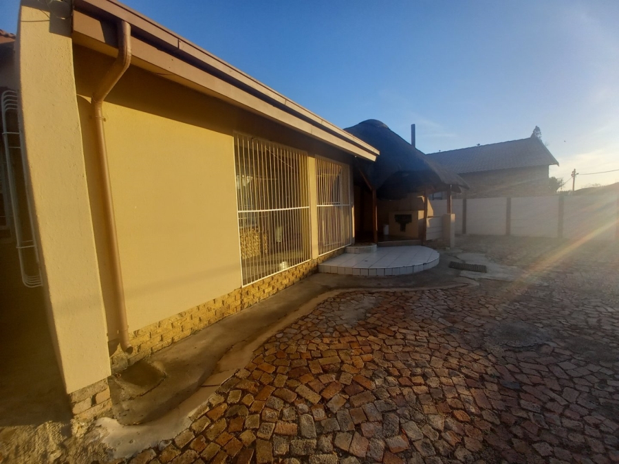 4 Bedroom Property for Sale in Mackenzieville Gauteng