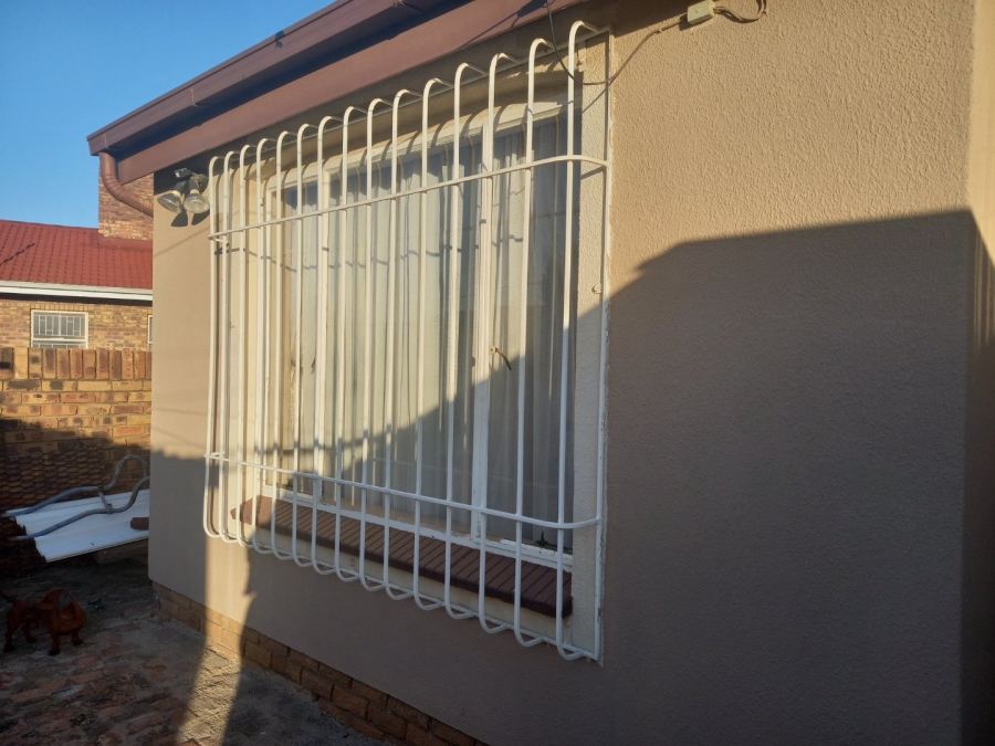 4 Bedroom Property for Sale in Mackenzieville Gauteng