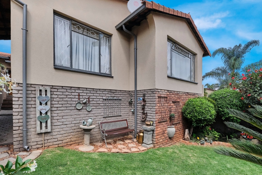 2 Bedroom Property for Sale in Roodekrans Gauteng