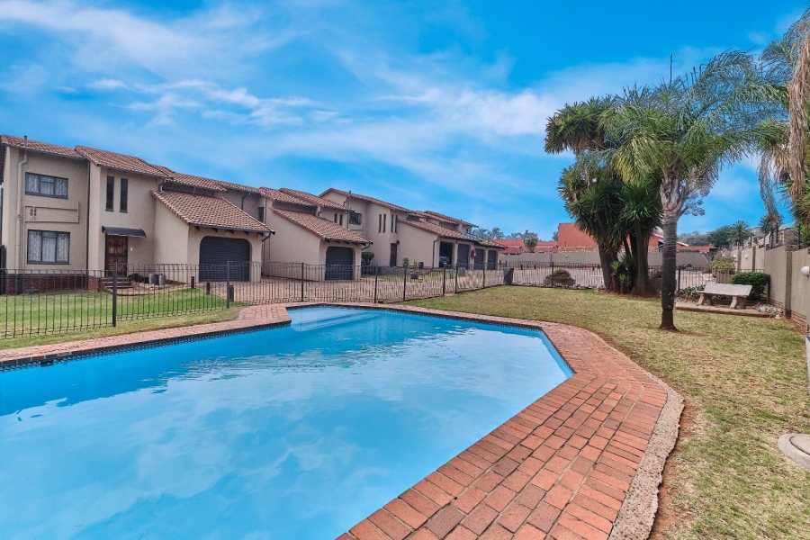 2 Bedroom Property for Sale in Roodekrans Gauteng