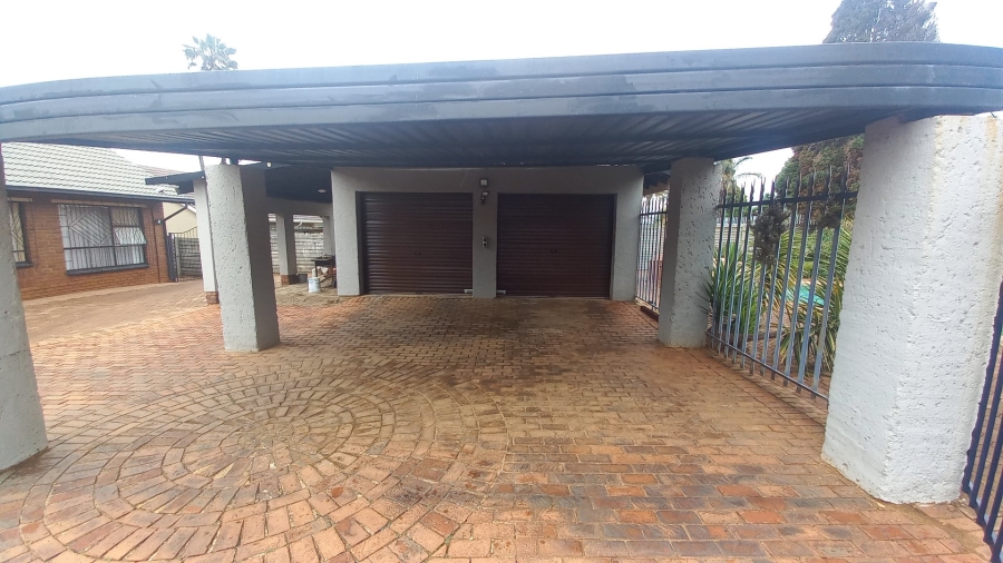 4 Bedroom Property for Sale in Witpoortjie Gauteng