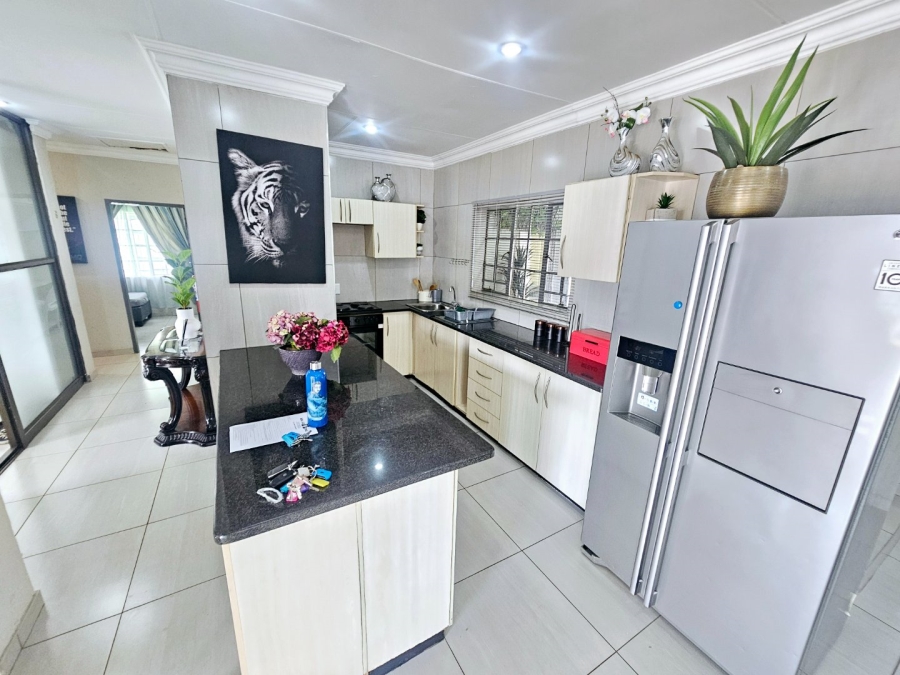 To Let 6 Bedroom Property for Rent in Mayville Gauteng