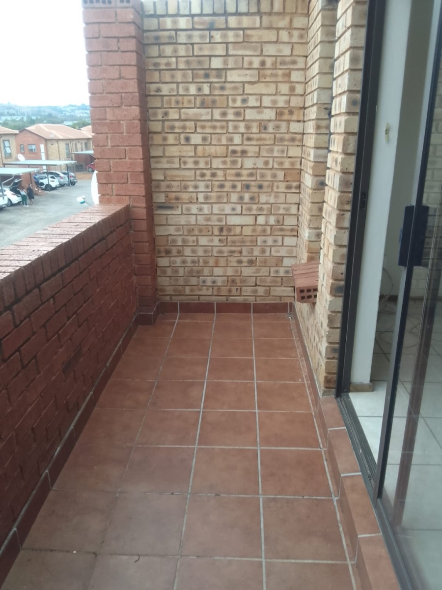 To Let 2 Bedroom Property for Rent in Weltevreden Park Gauteng