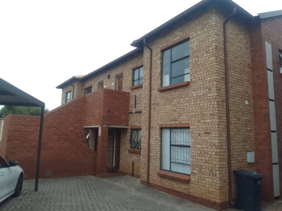 To Let 2 Bedroom Property for Rent in Weltevreden Park Gauteng