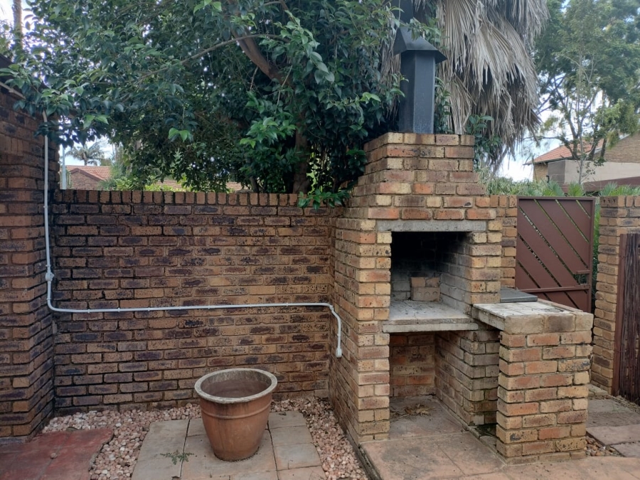 5 Bedroom Property for Sale in Doornpoort Gauteng