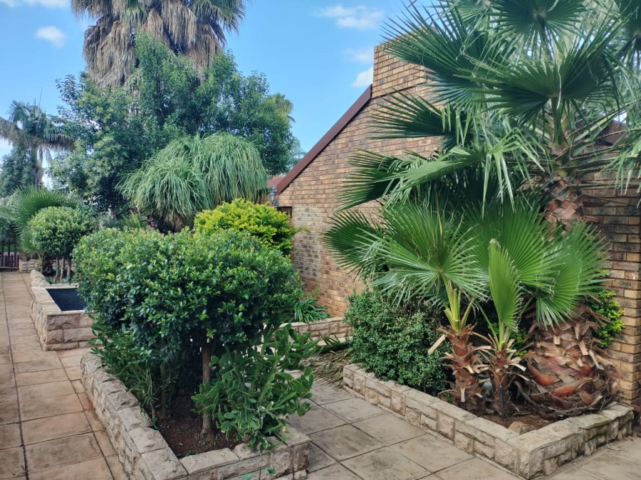 5 Bedroom Property for Sale in Doornpoort Gauteng