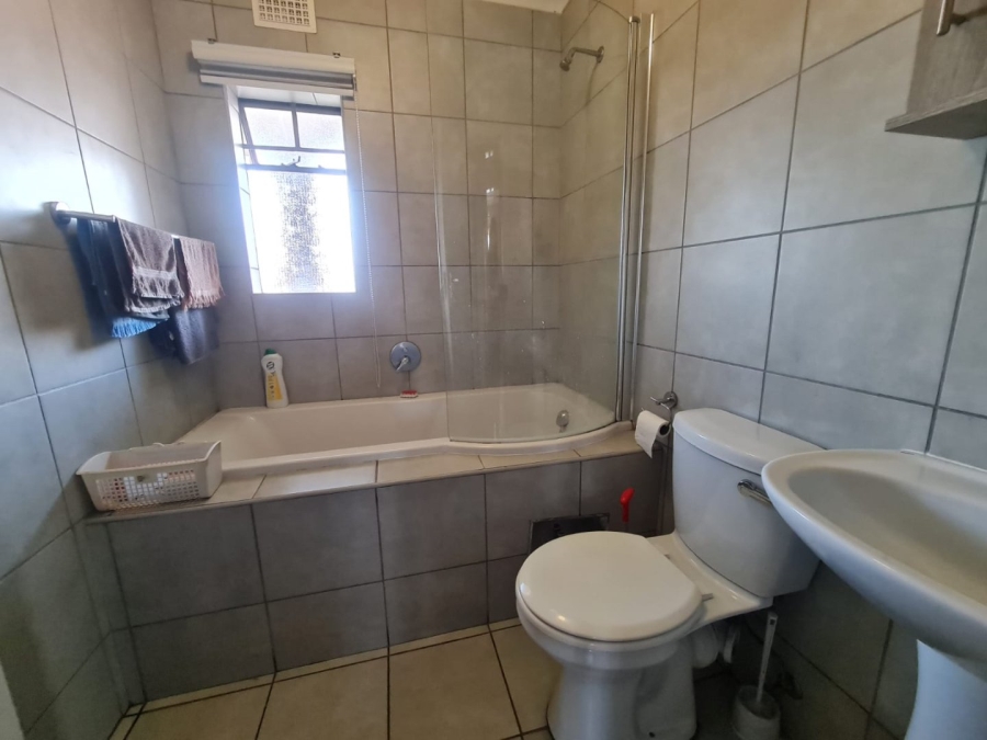 2 Bedroom Property for Sale in Heuweloord Gauteng