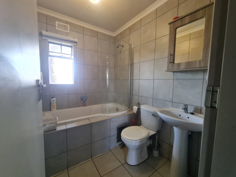 2 Bedroom Property for Sale in Heuweloord Gauteng