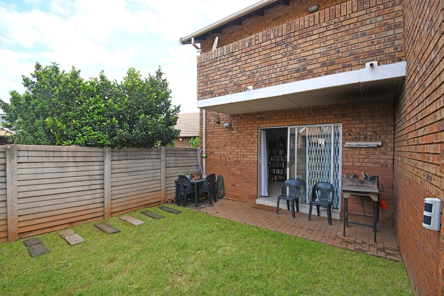 2 Bedroom Property for Sale in Die Hoewes Gauteng