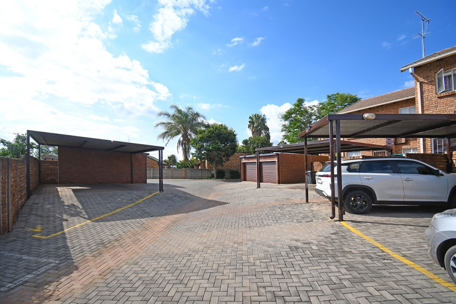 2 Bedroom Property for Sale in Die Hoewes Gauteng