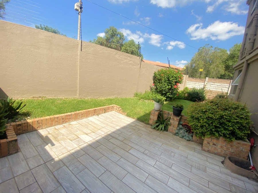 1 Bedroom Property for Sale in Roodekrans Gauteng