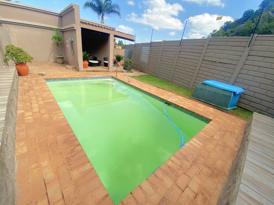 1 Bedroom Property for Sale in Roodekrans Gauteng