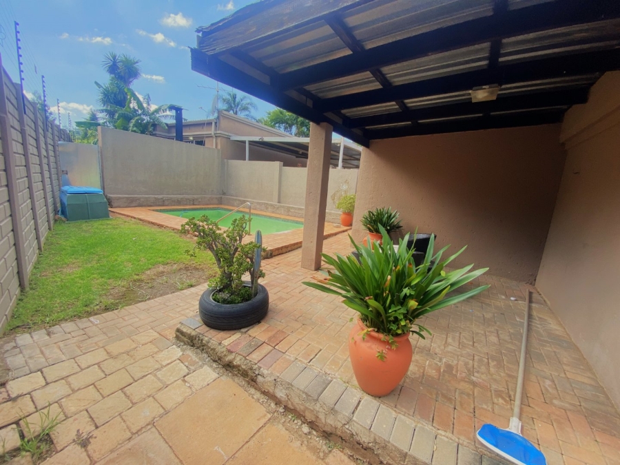 1 Bedroom Property for Sale in Roodekrans Gauteng