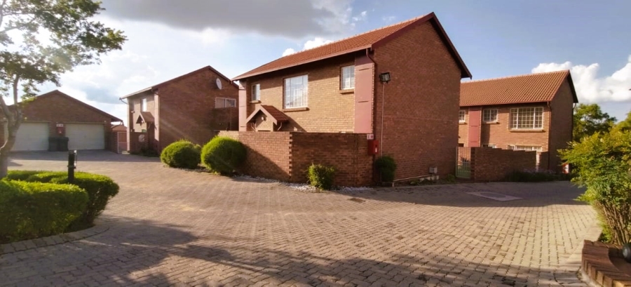 2 Bedroom Property for Sale in The Reeds Gauteng