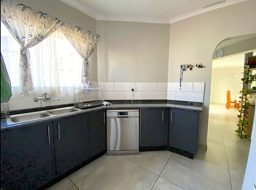 4 Bedroom Property for Sale in Lambton Gardens Gauteng