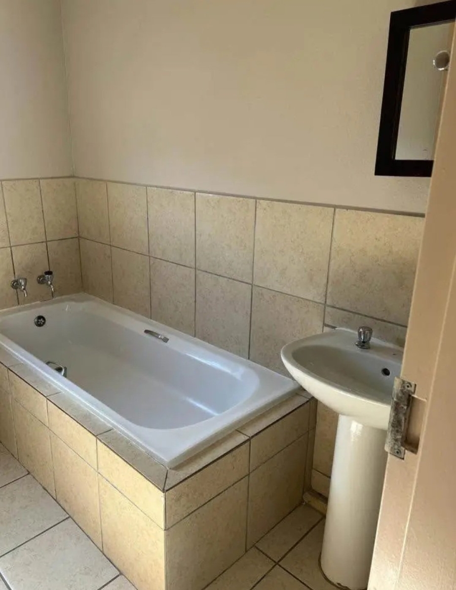 To Let 3 Bedroom Property for Rent in Blue Hills Gauteng