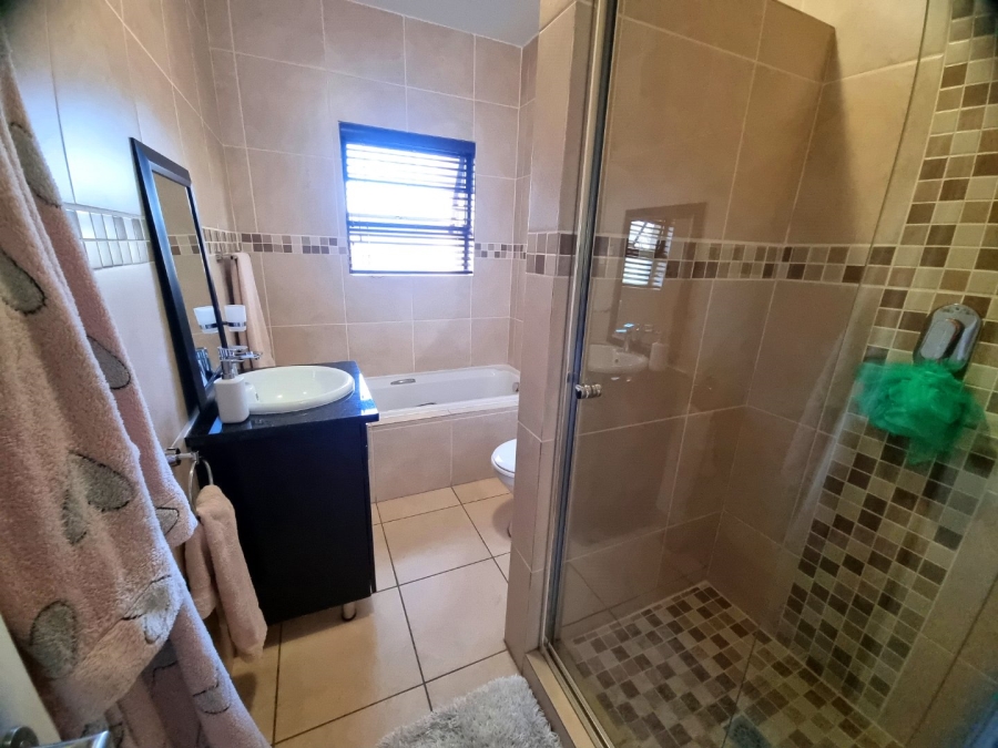 3 Bedroom Property for Sale in Mulbarton Gauteng