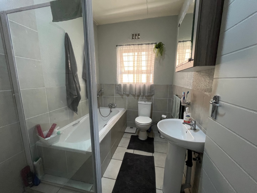 2 Bedroom Property for Sale in Klippoortjie Gauteng