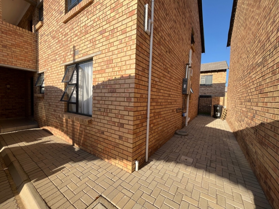 2 Bedroom Property for Sale in Klippoortjie Gauteng