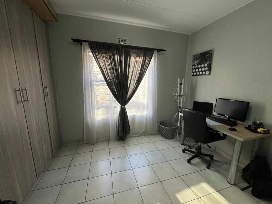 2 Bedroom Property for Sale in Klippoortjie Gauteng