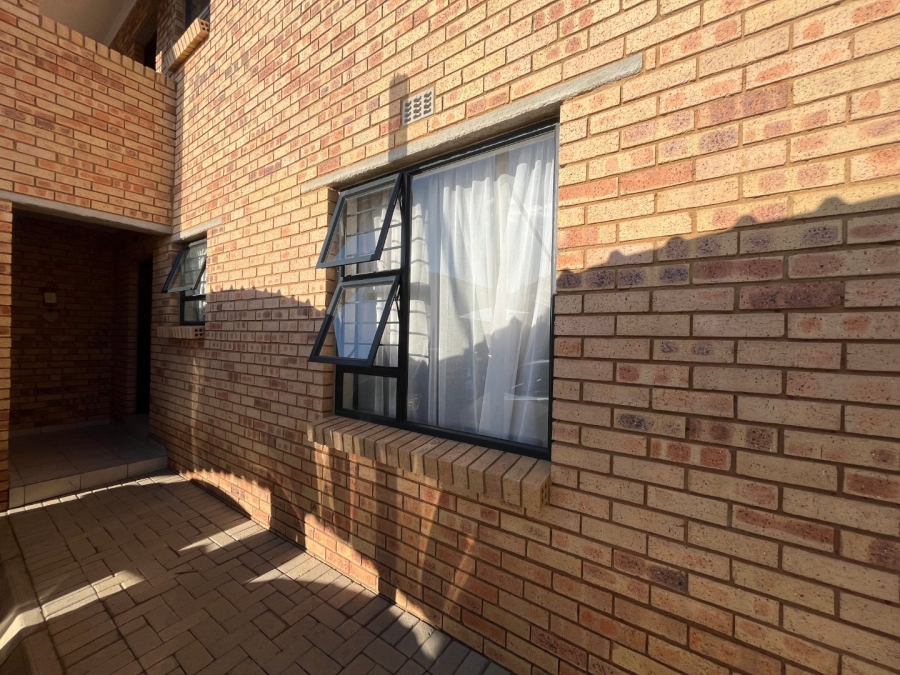 2 Bedroom Property for Sale in Klippoortjie Gauteng