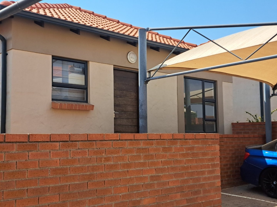 2 Bedroom Property for Sale in The Reeds Gauteng