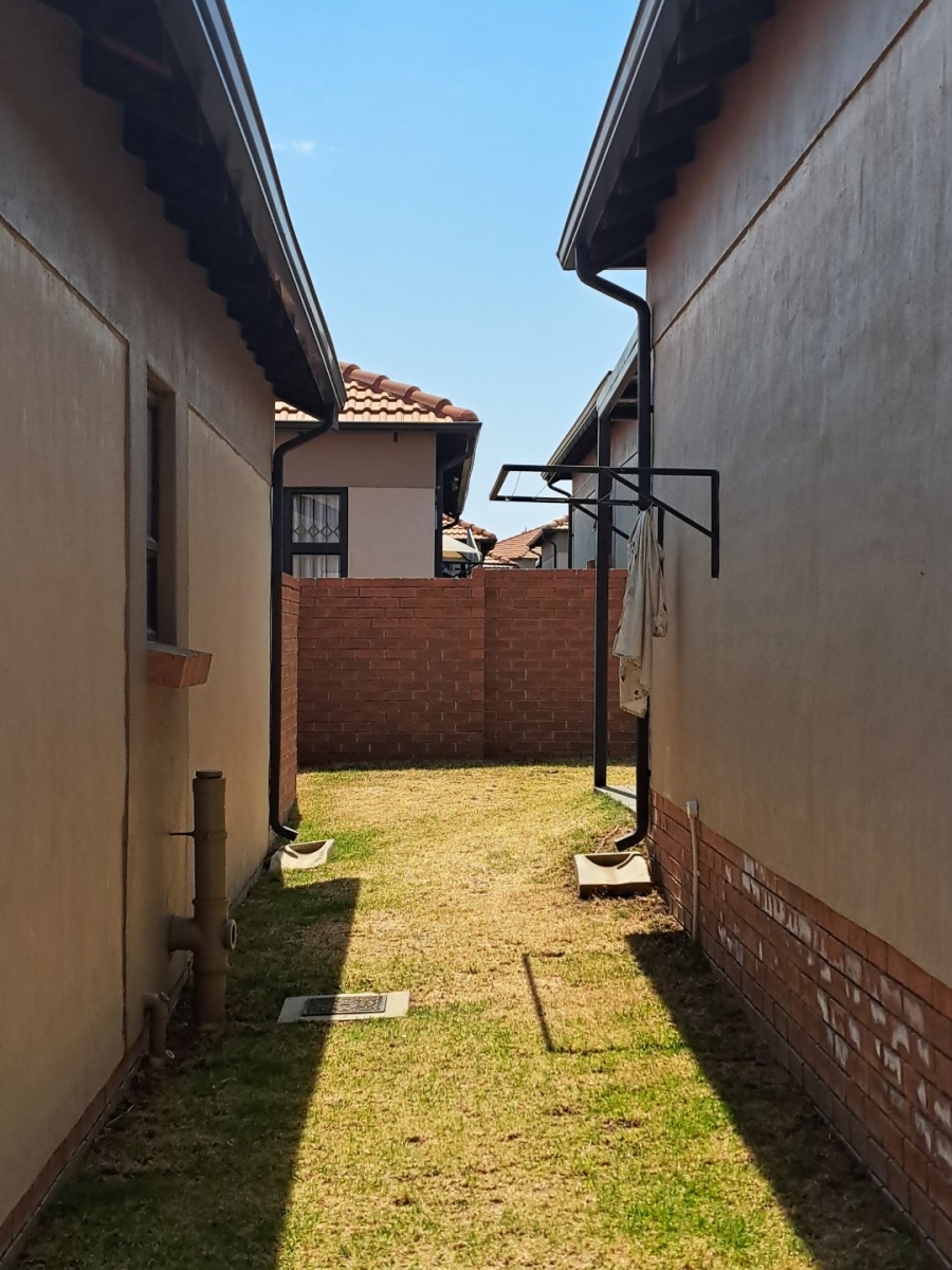 2 Bedroom Property for Sale in The Reeds Gauteng