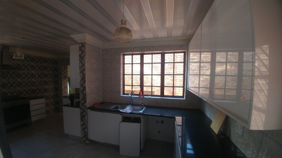 5 Bedroom Property for Sale in Amandasig Gauteng