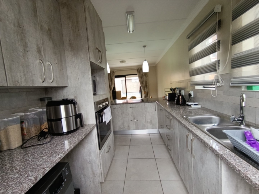 To Let 3 Bedroom Property for Rent in Amberfield Gauteng